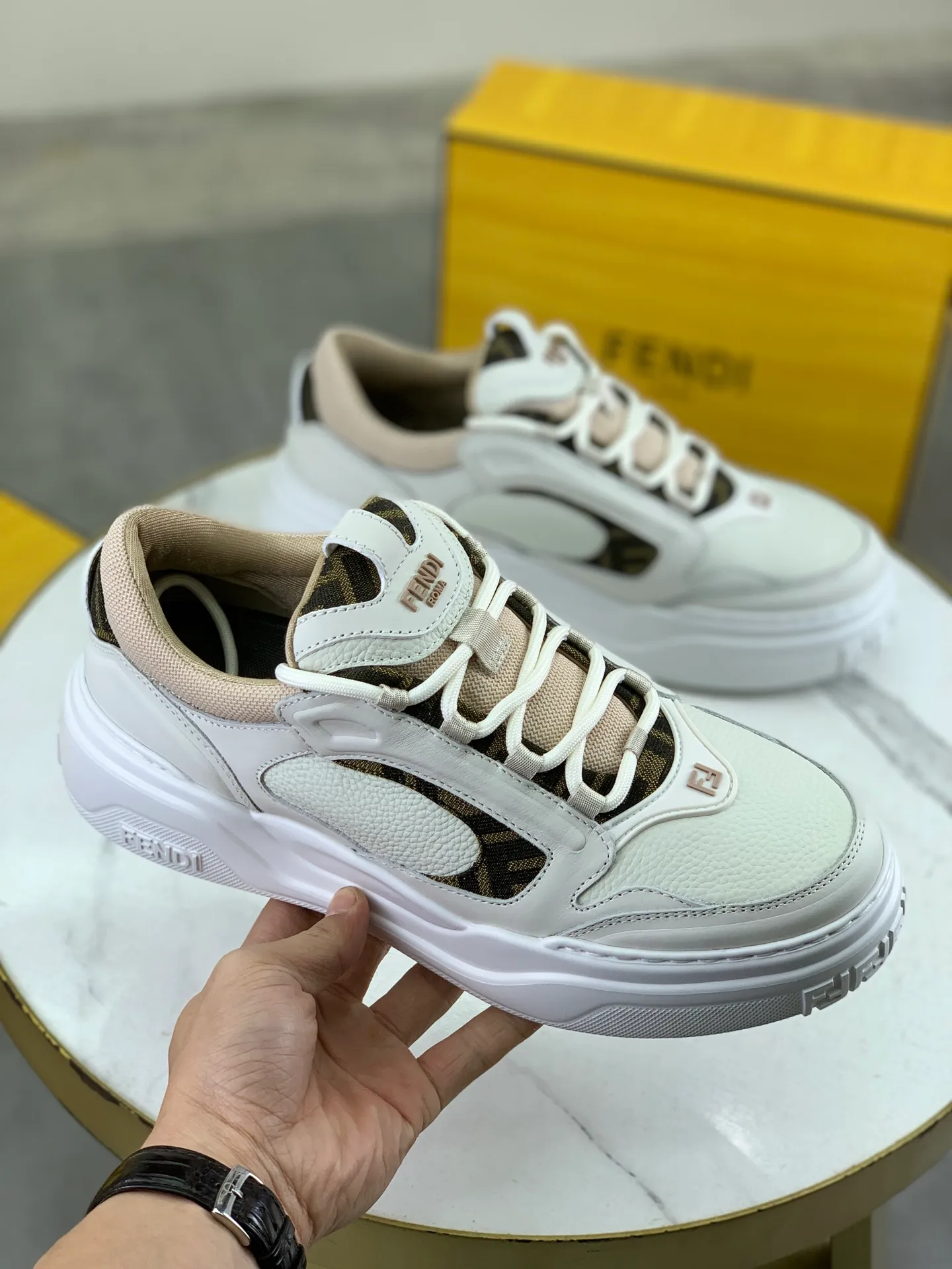 Men's men's shoes 💰P760 new style 💰💎💎💎 summer hot style [FENDI Fendi] top version 🆕New sneakers, wavy soles engraved with original words. Embossed Fendi Flow lettering on the heel. The upper is made of high-end calfskin and breathable materials. Original lining with tone-on-tone details decorated with innovative handcrafting techniques. Ultra-light and wear-resistant TPU and IP foam soles, overall lightweight and comfortable. Size:39-44 (38 45 can be customized)